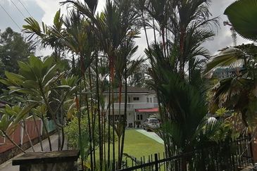 OUG/Taman United 1 Storey Bungalow With Big Land