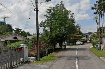 OUG/Taman United 1 Storey Bungalow With Big Land