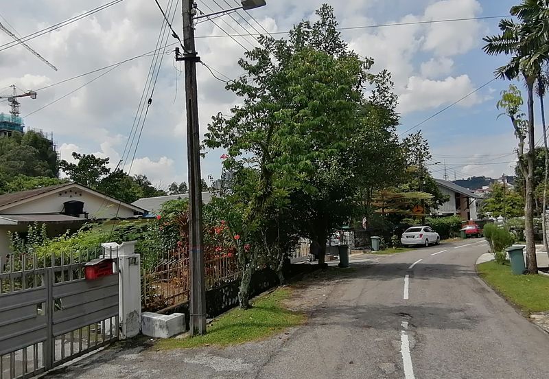 OUG/Taman United 1 Storey Bungalow With Big Land