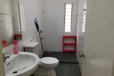 OUG 2 Storey Terrace Corner For Rent