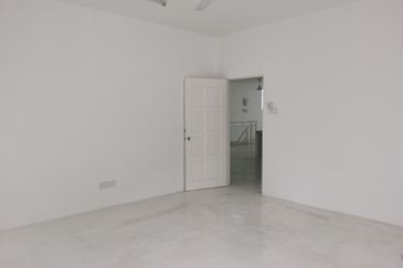 OUG 2 Storey Terrace Corner For Rent