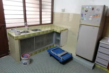 OUG/Happy Garden Corner 2 Storey Semi D For Rent