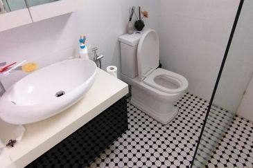 OUG/Happy Garden Fully Renovated Semi D For Sale