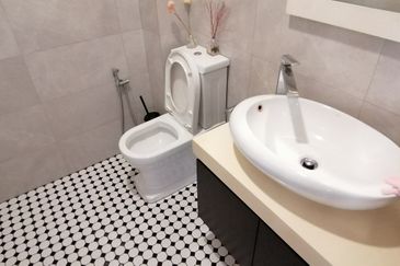 OUG/Happy Garden Fully Renovated Semi D For Sale