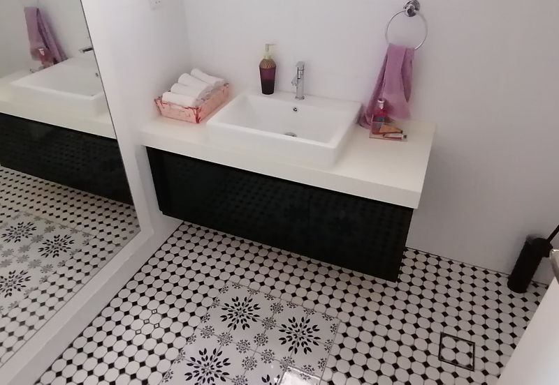 OUG/Happy Garden Fully Renovated Semi D For Sale