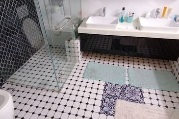 OUG/Happy Garden Fully Renovated Semi D For Sale