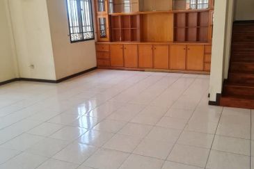 OUG/Taman Yarl 3 Storey Semi D Facing South