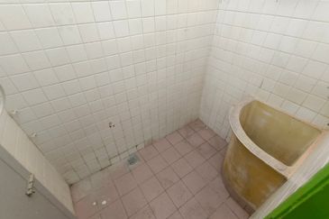 OUG/Happy Garden 1 Storey Terrace For Sale