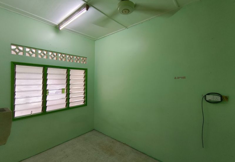 OUG/Happy Garden 1 Storey Terrace For Sale