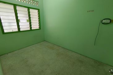 OUG/Happy Garden 1 Storey Terrace For Sale