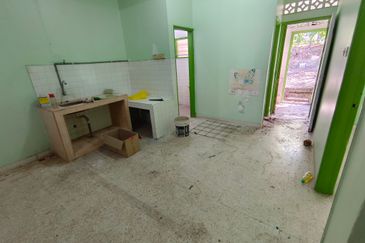 OUG/Happy Garden 1 Storey Terrace For Sale