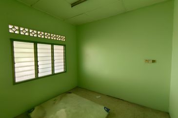 OUG/Happy Garden 1 Storey Terrace For Sale