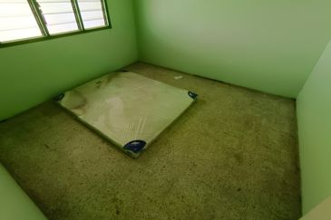 OUG/Happy Garden 1 Storey Terrace For Sale