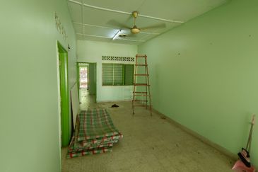 OUG/Happy Garden 1 Storey Terrace For Sale