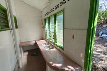 OUG/Happy Garden 1 Storey Terrace For Sale