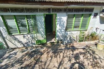 OUG/Happy Garden 1 Storey Terrace For Sale