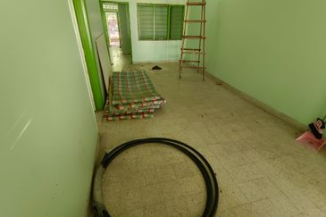 OUG/Happy Garden 1 Storey Terrace For Sale