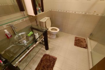 OUG/Taman Yarl 2 Storey Renovated Bungalow Gated Guarded For Sale