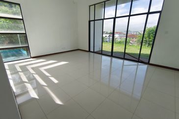 Oug/Salak South Corner Bungalow For Sale