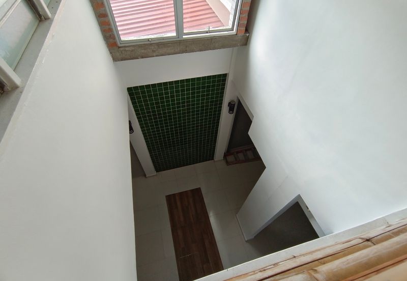 OUG/Taman United 3 Storey Semi D Facing Main Road For Rent