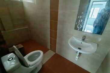 OUG/Taman United 3 Storey Semi D Facing Main Road For Rent