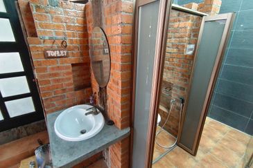 OUG/Taman United 3 Storey Semi D Facing Main Road For Rent