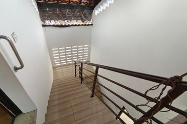 OUG/Taman United 3 Storey Semi D Facing Main Road For Rent