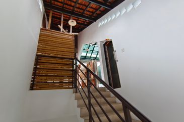 OUG/Taman United 3 Storey Semi D Facing Main Road For Rent