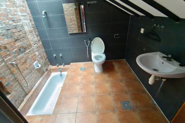 OUG/Taman United 3 Storey Semi D Facing Main Road For Rent