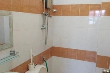 Oug/Happy Garden 2 Storey Gated Guarded Terrace House For Rent