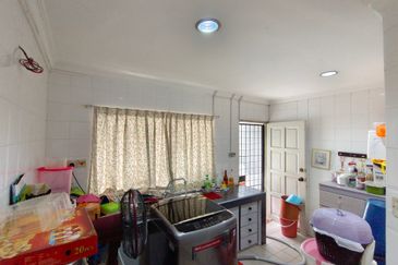 Oug 2 Storey Bungalow at peaceful environment for Sale