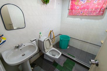 Oug 2 Storey Bungalow at peaceful environment for Sale