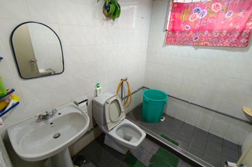 Oug 2 Storey Bungalow at peaceful environment for Sale