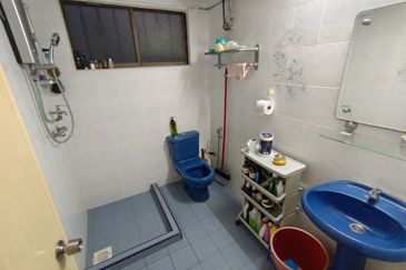 Oug 2 Storey Bungalow High Hill Area for Sale