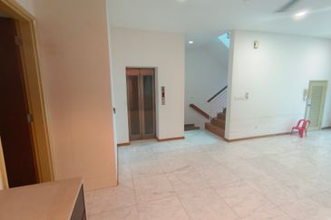 Oug/Happy Garden New 4.5 Storey Terrace House With Lift For Sale