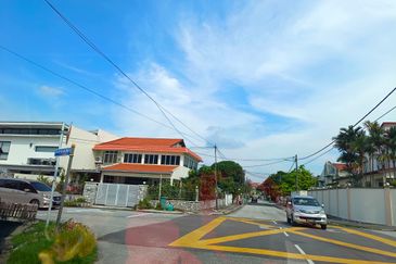 OUG 2 Storey Corner Bungalow Suitable for Business Usage