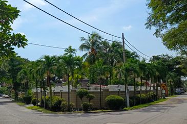 OUG 2 Storey Corner Bungalow Suitable for Business Usage