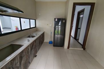 OUG 3 Storey Bungalow Partial Furnished For Rent