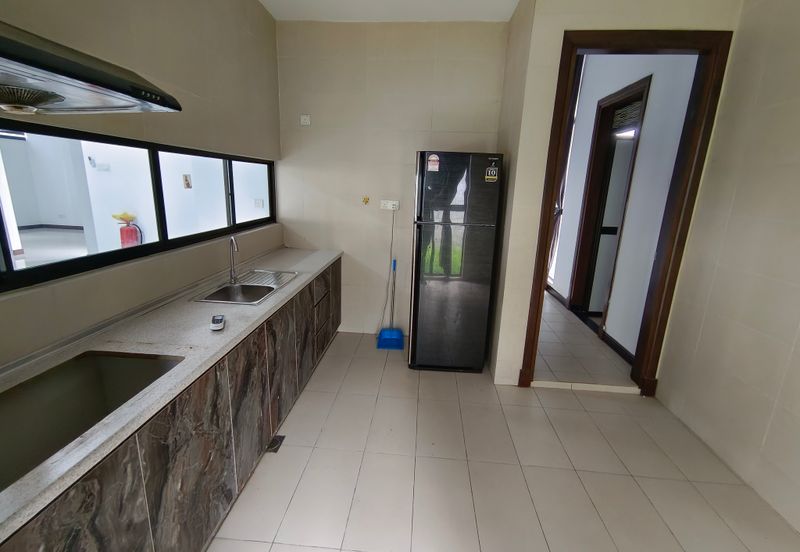 OUG 3 Storey Bungalow Partial Furnished For Rent