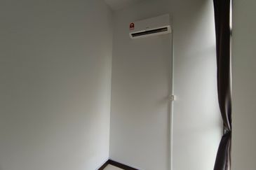 OUG 3 Storey Bungalow Partial Furnished For Rent