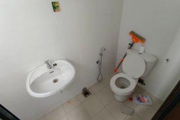 OUG 3 Storey Bungalow Partial Furnished For Rent