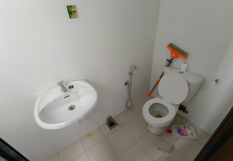 OUG 3 Storey Bungalow Partial Furnished For Rent