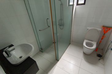 OUG 3 Storey Bungalow Partial Furnished For Rent