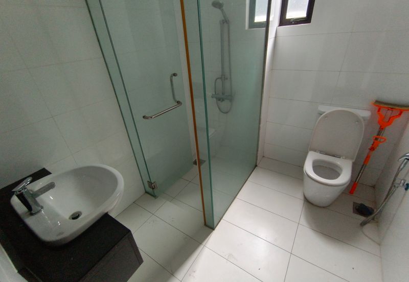 OUG 3 Storey Bungalow Partial Furnished For Rent