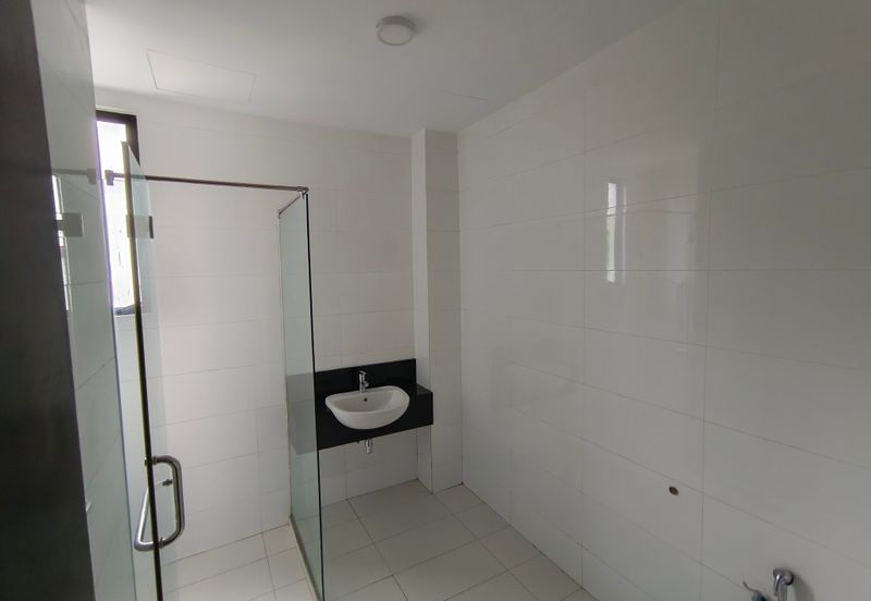 OUG 3 Storey Bungalow Partial Furnished For Rent