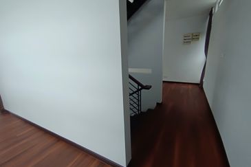 OUG 3 Storey Bungalow Partial Furnished For Rent