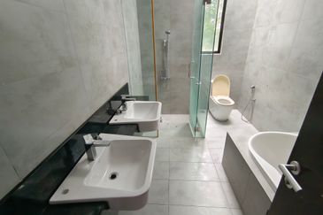 OUG 3 Storey Bungalow Partial Furnished For Rent