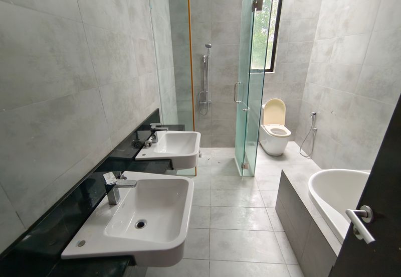 OUG 3 Storey Bungalow Partial Furnished For Rent