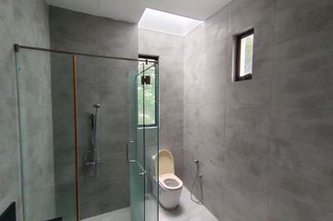 OUG 3 Storey Bungalow Partial Furnished For Rent