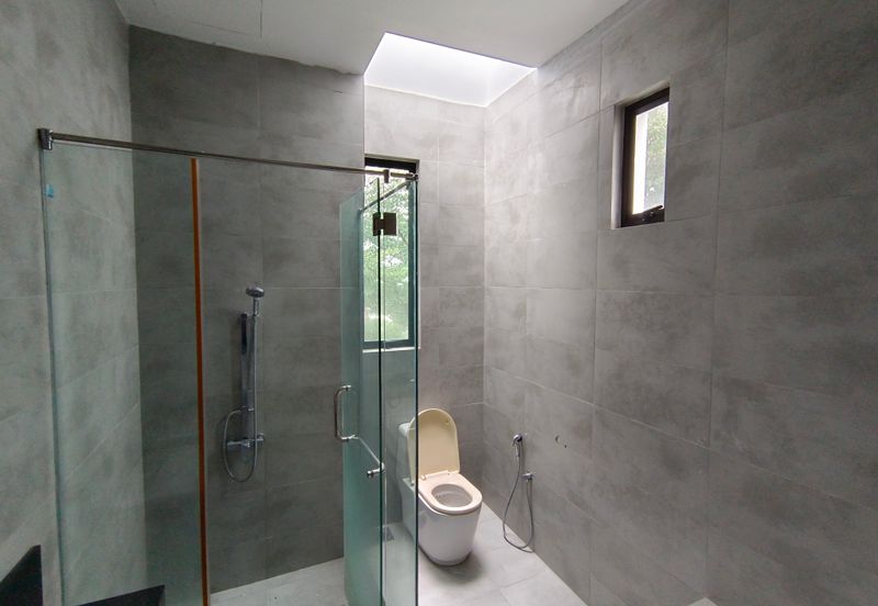 OUG 3 Storey Bungalow Partial Furnished For Rent